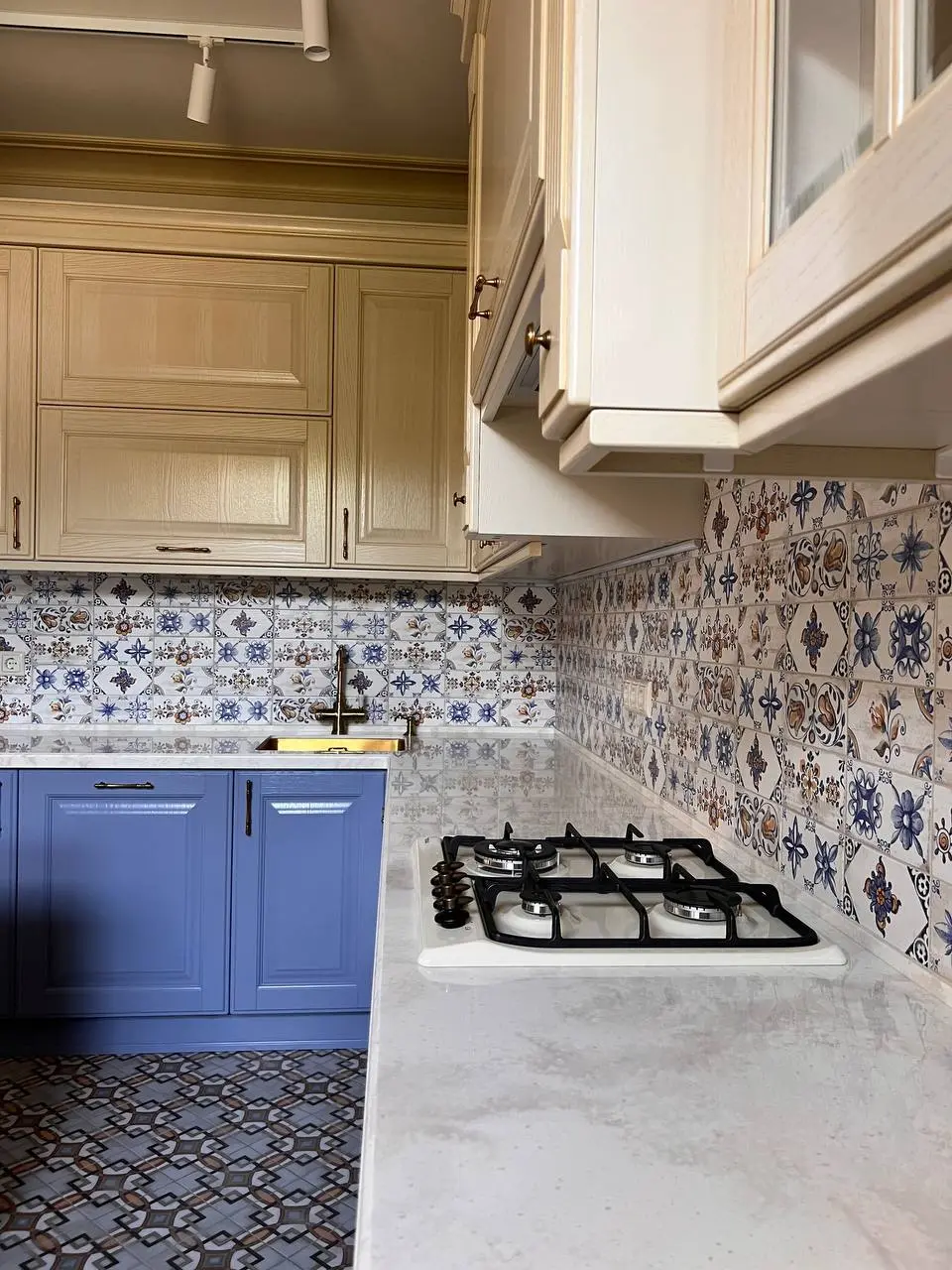 На этих архивных фотографиях интерьер ещё пуст — нет мебели, декора, светильников. Но атмосфера уюта уже чувствуется. Всё благодаря тщательной работе с материалами, цветом и светом | Сетка — социальная сеть от hh.ru