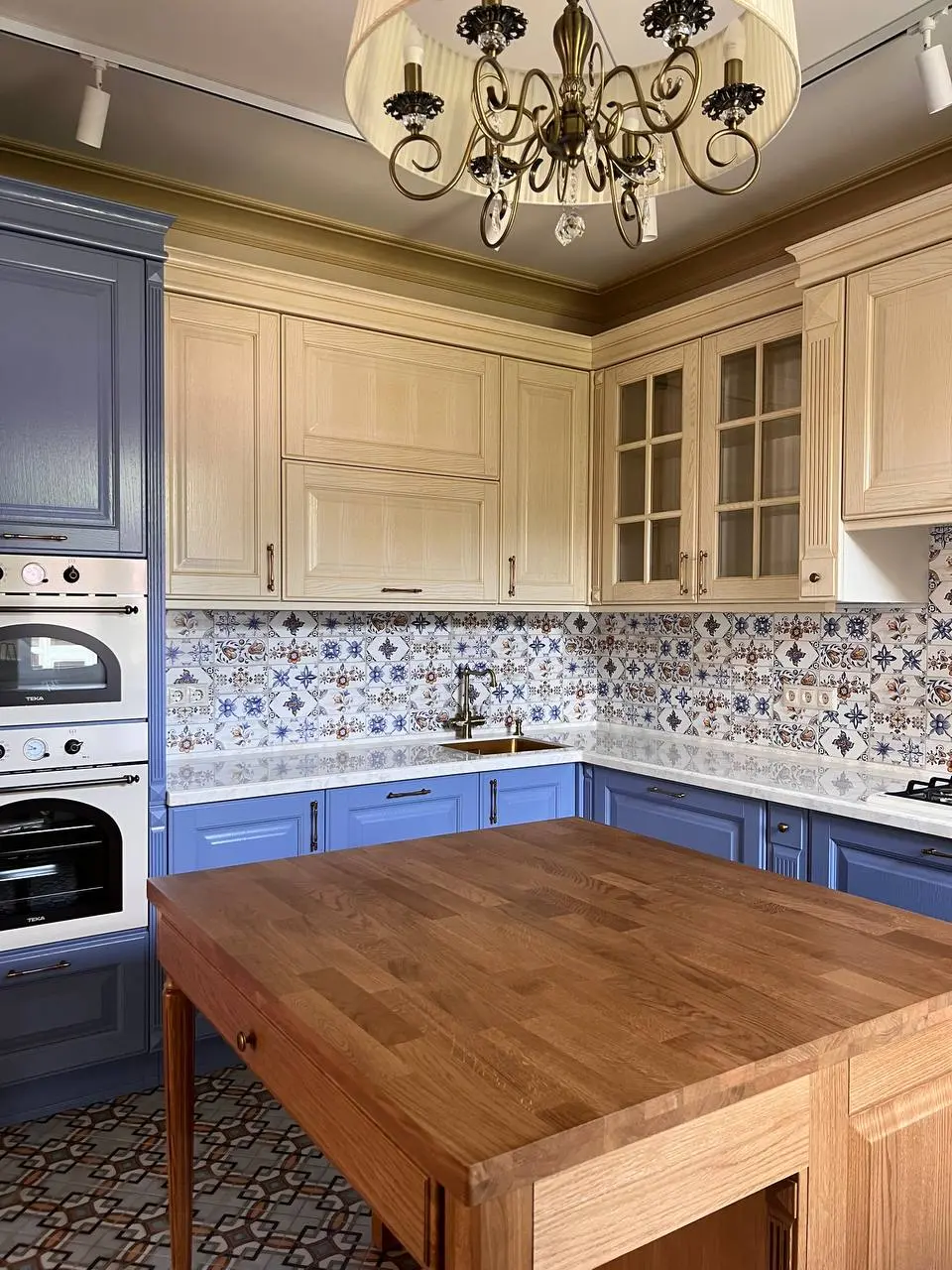 На этих архивных фотографиях интерьер ещё пуст — нет мебели, декора, светильников. Но атмосфера уюта уже чувствуется. Всё благодаря тщательной работе с материалами, цветом и светом | Сетка — социальная сеть от hh.ru