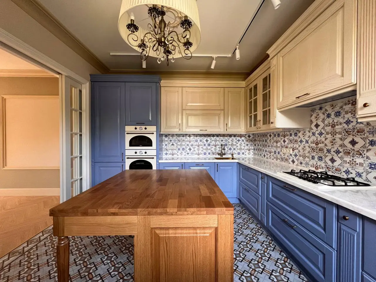 На этих архивных фотографиях интерьер ещё пуст — нет мебели, декора, светильников. Но атмосфера уюта уже чувствуется. Всё благодаря тщательной работе с материалами, цветом и светом | Сетка — социальная сеть от hh.ru