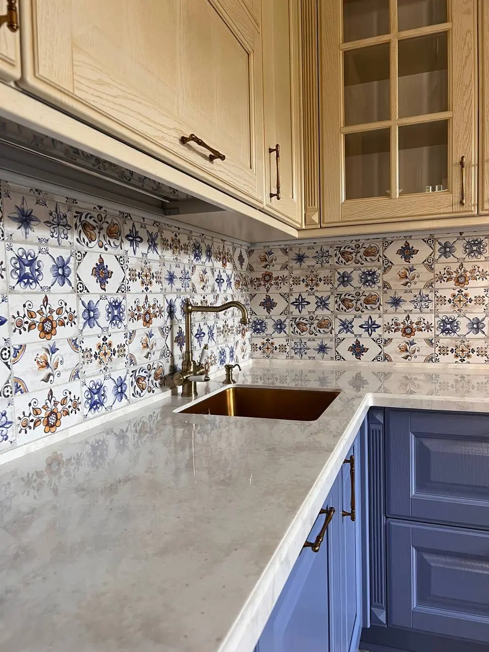 На этих архивных фотографиях интерьер ещё пуст — нет мебели, декора, светильников. Но атмосфера уюта уже чувствуется. Всё благодаря тщательной работе с материалами, цветом и светом | Сетка — социальная сеть от hh.ru