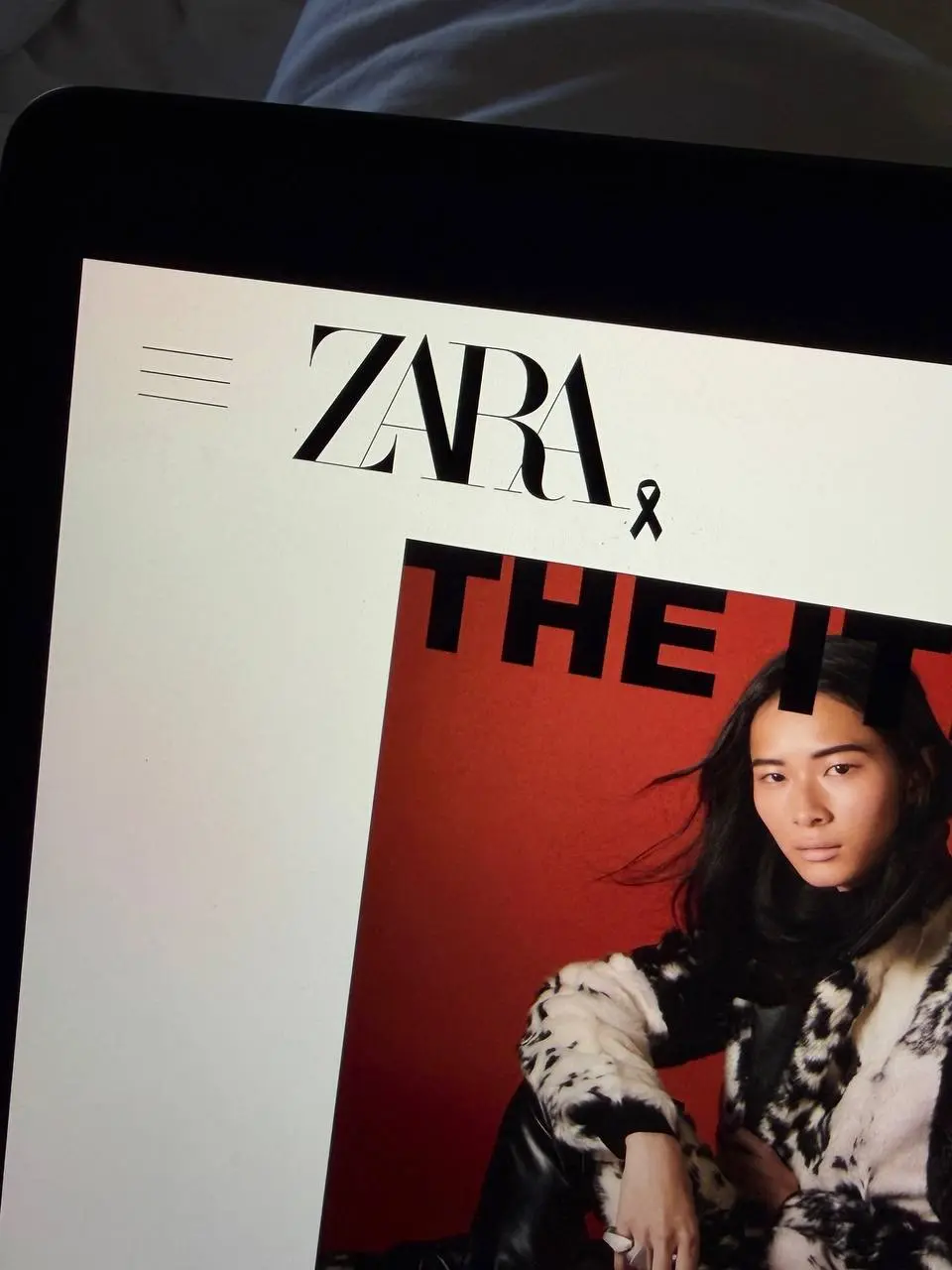 Траурная лента — на сайте Zara, на обложке Vogue и даже на груди у работников магазинов одежды. Так Таиланд скорбит по королеве, которая скончалась в октябре. Траур будет длиться год. | Сетка — социальная сеть от hh.ru