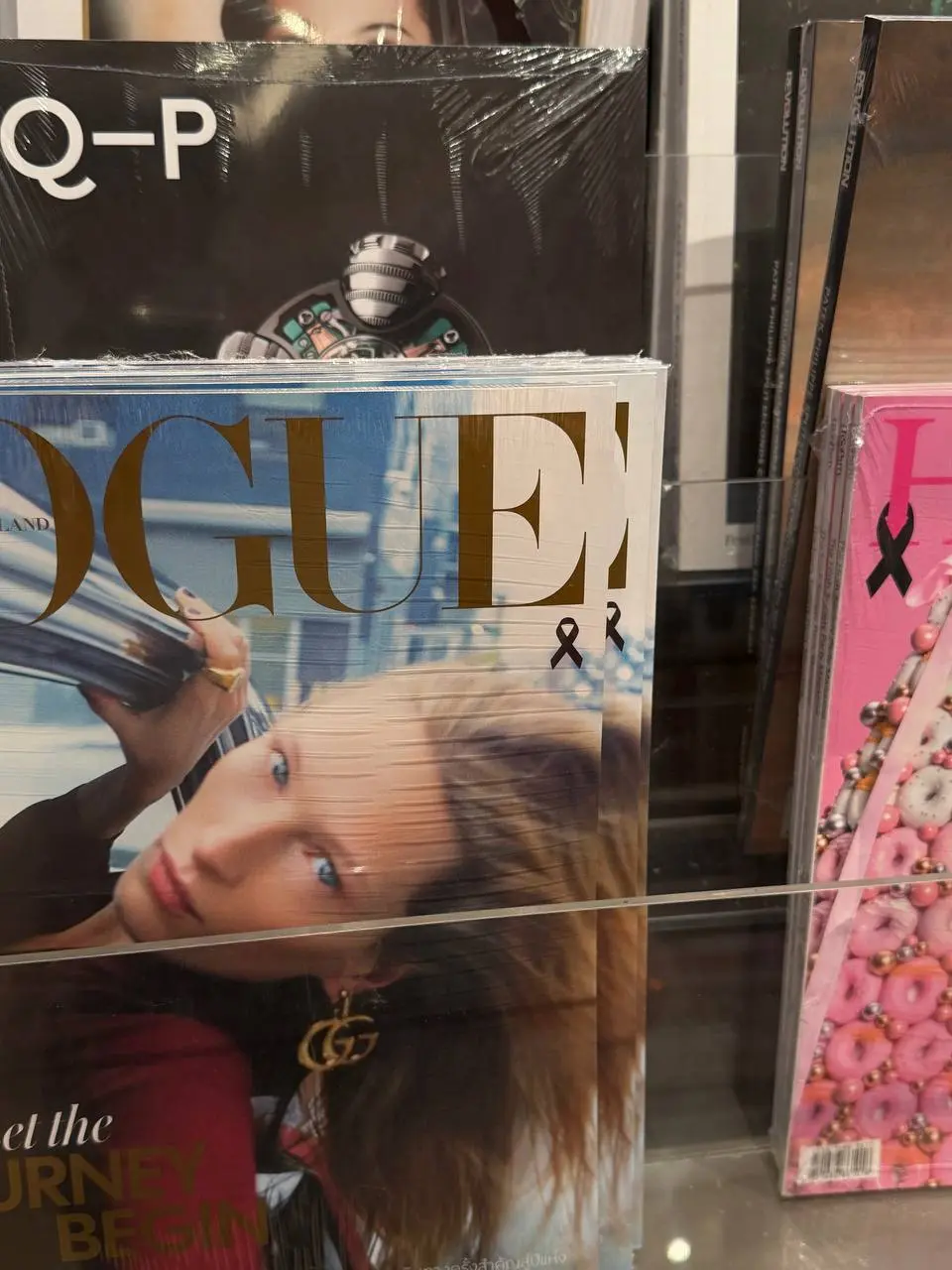 Траурная лента — на сайте Zara, на обложке Vogue и даже на груди у работников магазинов одежды. Так Таиланд скорбит по королеве, которая скончалась в октябре. Траур будет длиться год. | Сетка — социальная сеть от hh.ru
