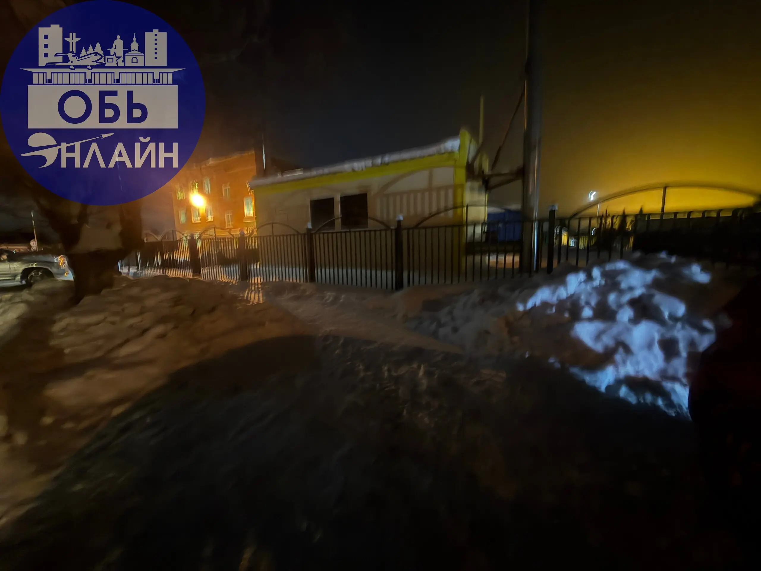 ↗ Не подскажите где новый тротуар?! Вроде бы есть, а вроде и нет?!
Администрация города Оби
Объясните как тут должны люди, дети скакать через сугробы, ухабы?!
Пройти не возможно, дорога скользкая, тро... | Сетка — социальная сеть от hh.ru