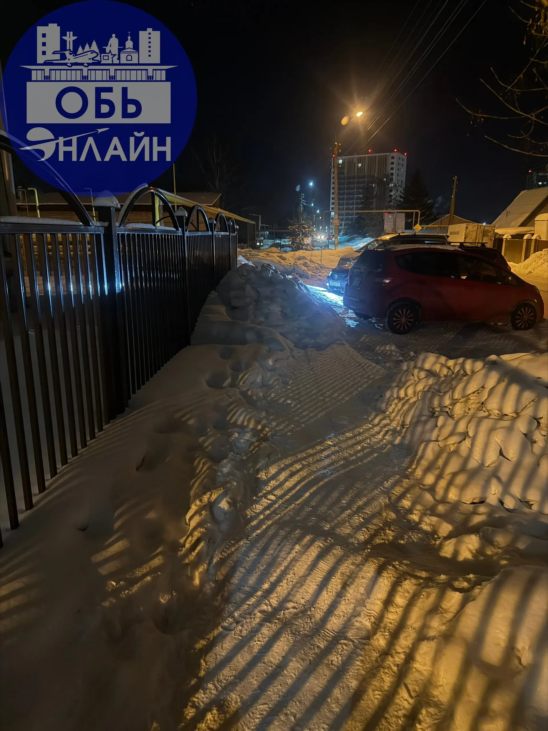 ↗ Не подскажите где новый тротуар?! Вроде бы есть, а вроде и нет?!
Администрация города Оби
Объясните как тут должны люди, дети скакать через сугробы, ухабы?!
Пройти не возможно, дорога скользкая, тро... | Сетка — социальная сеть от hh.ru