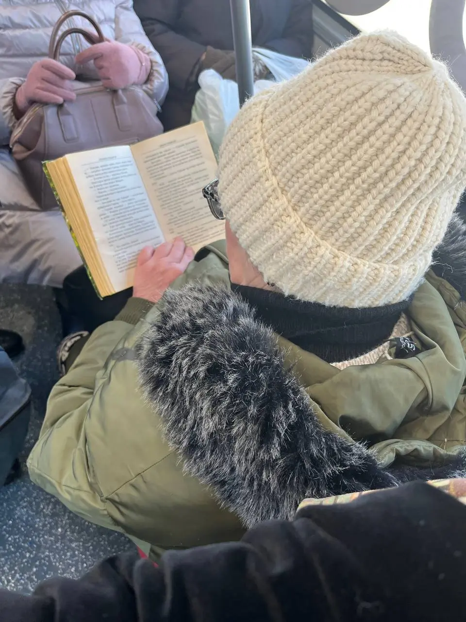 наши люди в автобусе с книгой ездят 📖
приятно было уступить старушке место, а она горячо поблагодарила, села и достала книгу | Сетка — социальная сеть от hh.ru