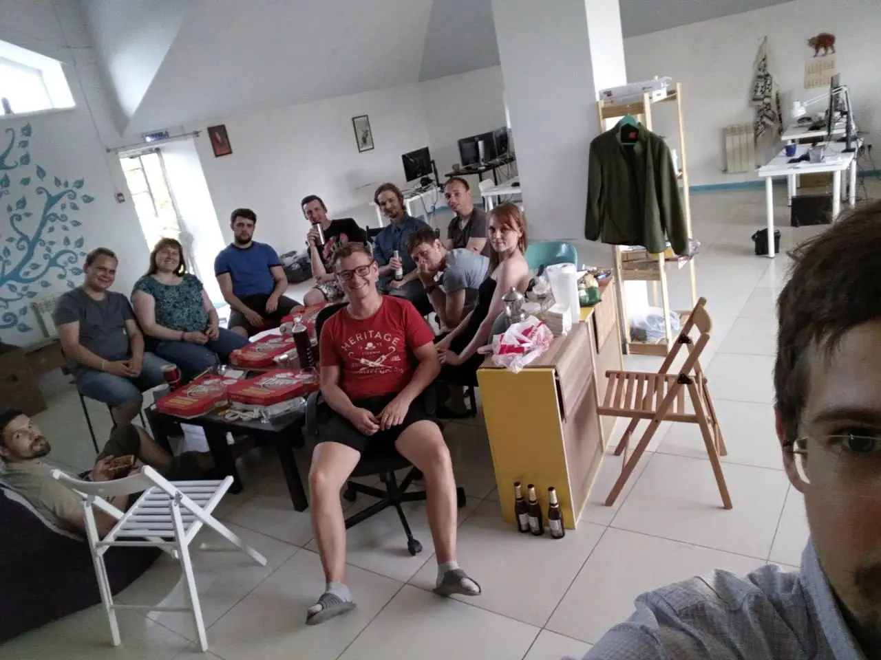 Ностальгия по 2018
Сейчас в соцсетях гуляет тренд с публикациями старых фоток из 2016 года | Сетка — социальная сеть от hh.ru