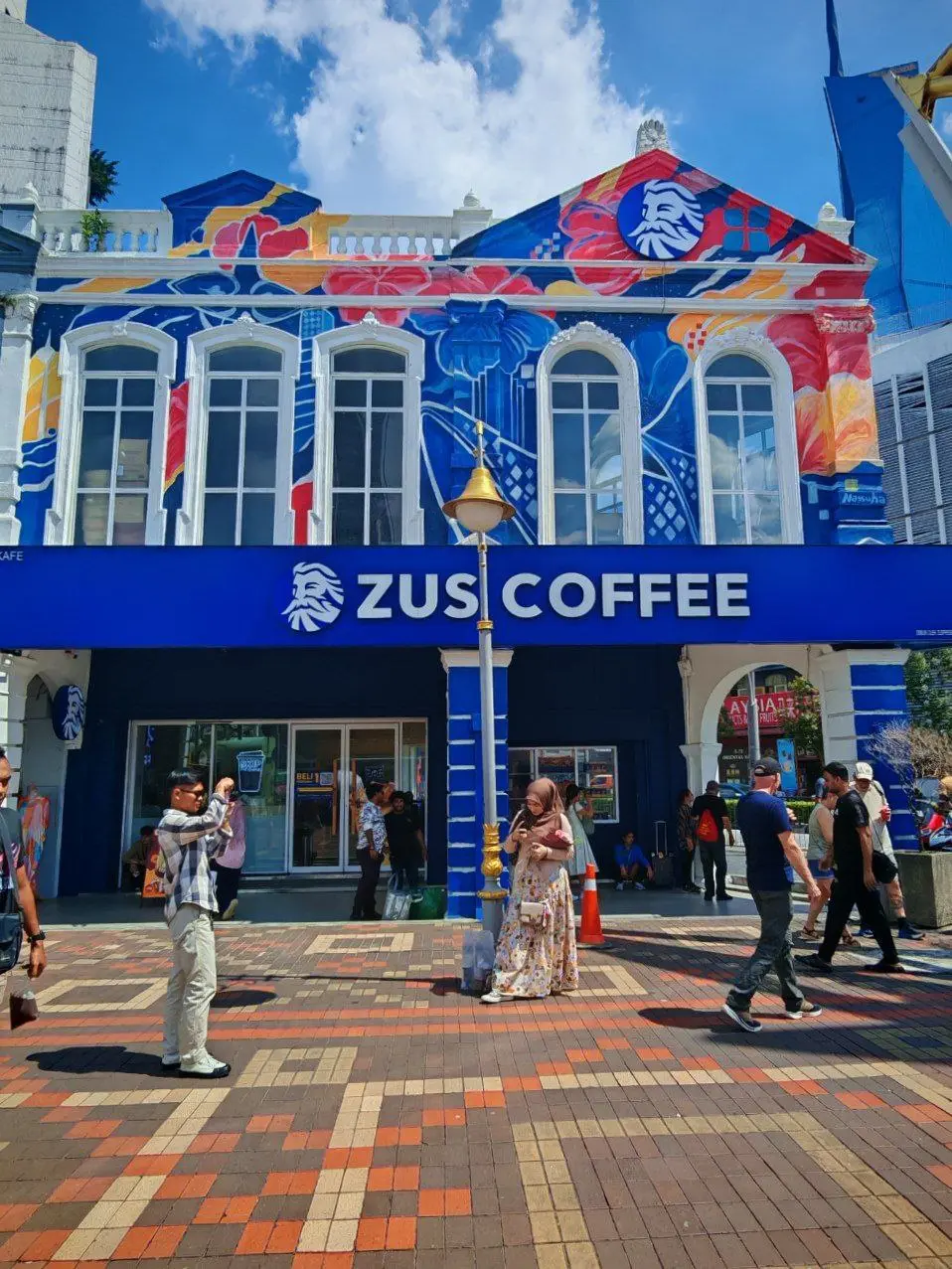 Zus Coffee и мода на синие кофейни🔵
Я уже вернулась с зимовки, а парочка наблюдений еще припасены | Сетка — социальная сеть от hh.ru