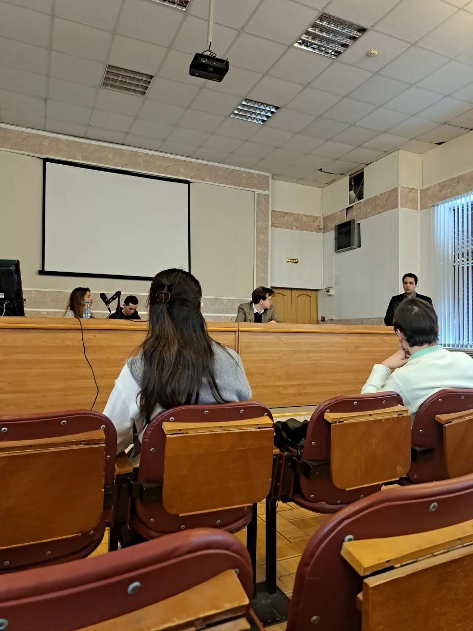 Вчера была на заседании по судебной экспертизе 😌
Разбирали дело: мужчина во время пьянки ударил собутыльника ножом. На первом допросе обвинял друга, что тот по пьяне пырнул сам себя | Сетка — социальная сеть от hh.ru