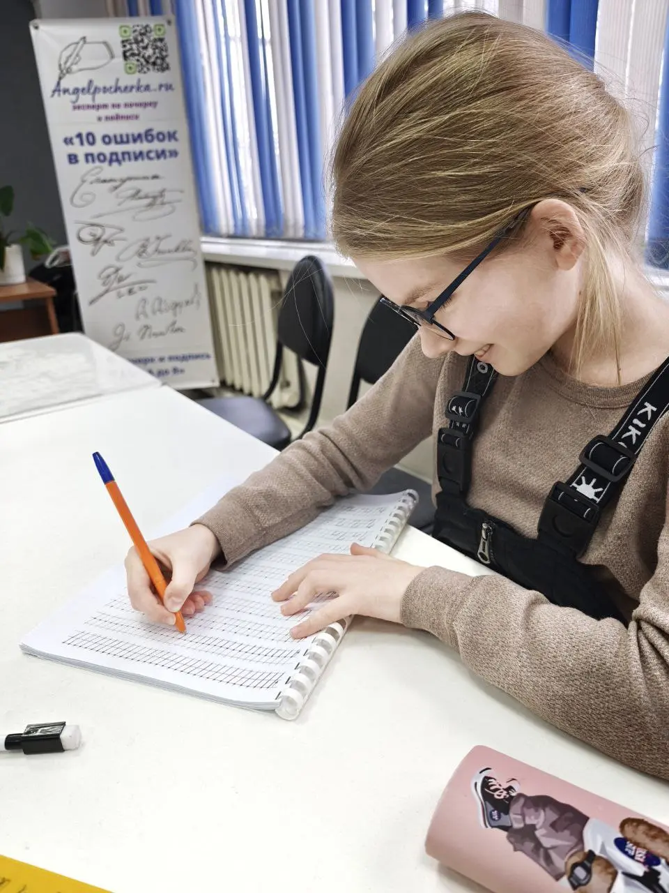 Правильный хват ручки- залог быстрого и неутомительного письма.
Он трехпальцевый:
✍ Ручка лежит на верхней фаланге среднего пальца.
Указательный придерживает ручку сверху, не сжимает | Сетка — социальная сеть от hh.ru