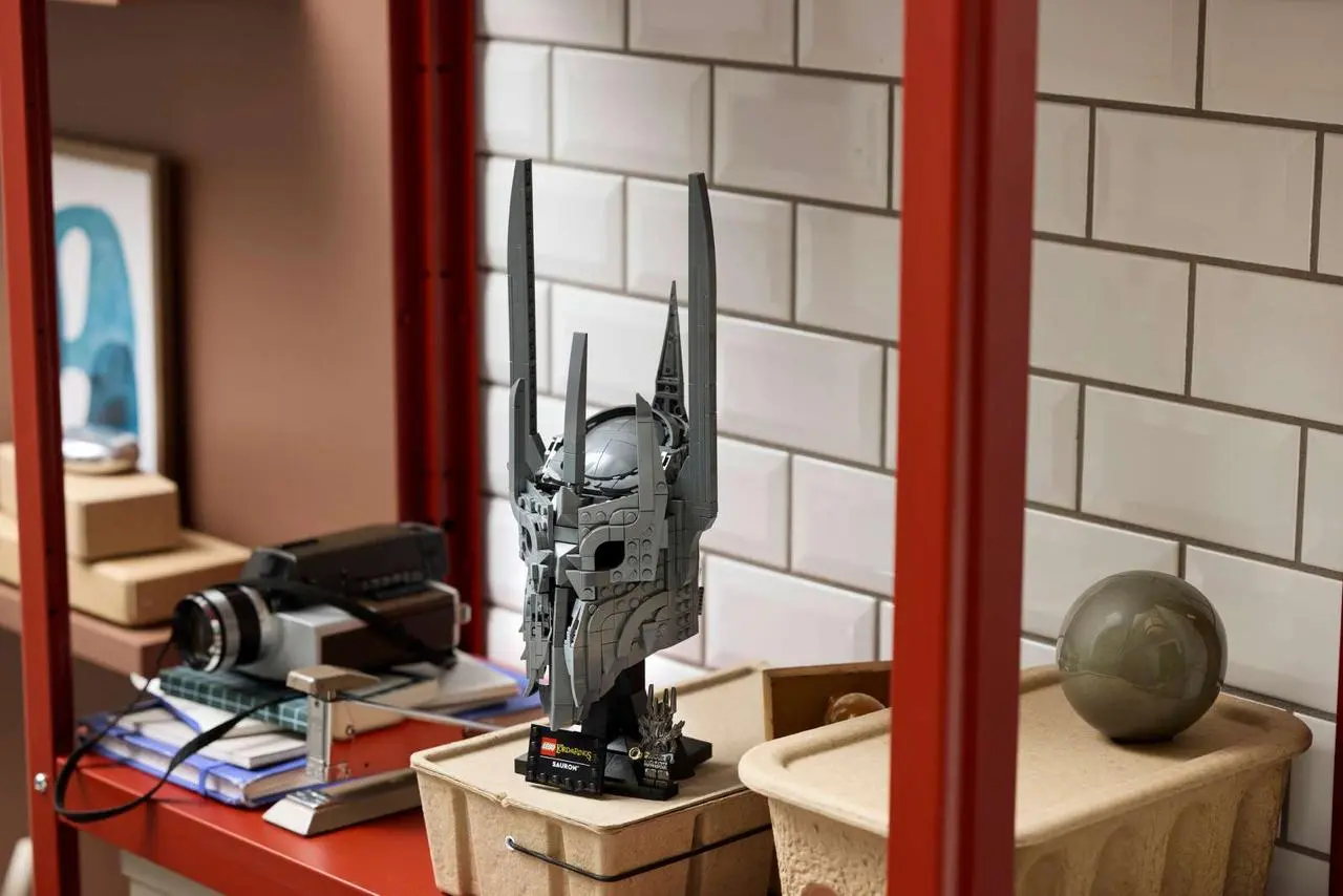 LEGO представила набор, посвящённый Саурону — главному антагонисту саги «Властелин колец». Новинка из линейки LEGO Icons включает 538 деталей и воспроизводит масштабную модель его культового шлема | Сетка — социальная сеть от hh.ru