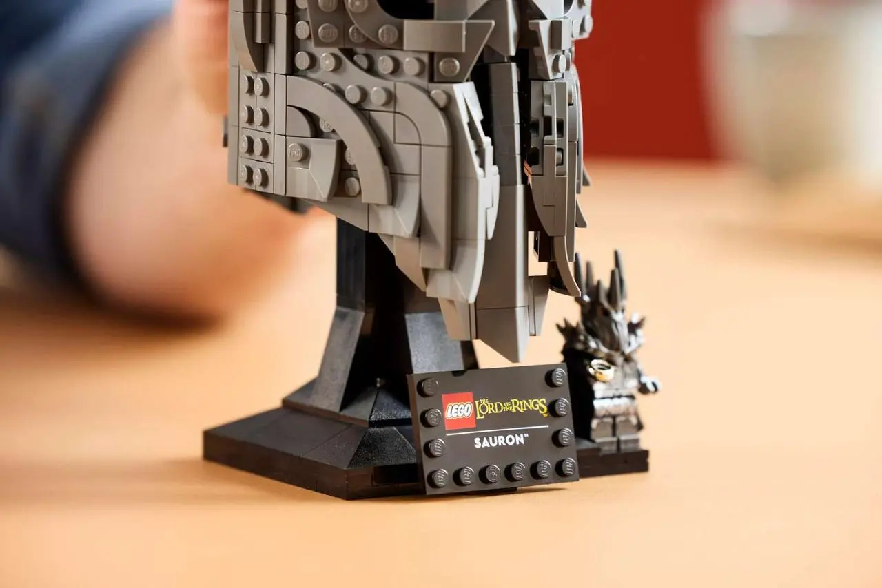 LEGO представила набор, посвящённый Саурону — главному антагонисту саги «Властелин колец». Новинка из линейки LEGO Icons включает 538 деталей и воспроизводит масштабную модель его культового шлема | Сетка — социальная сеть от hh.ru