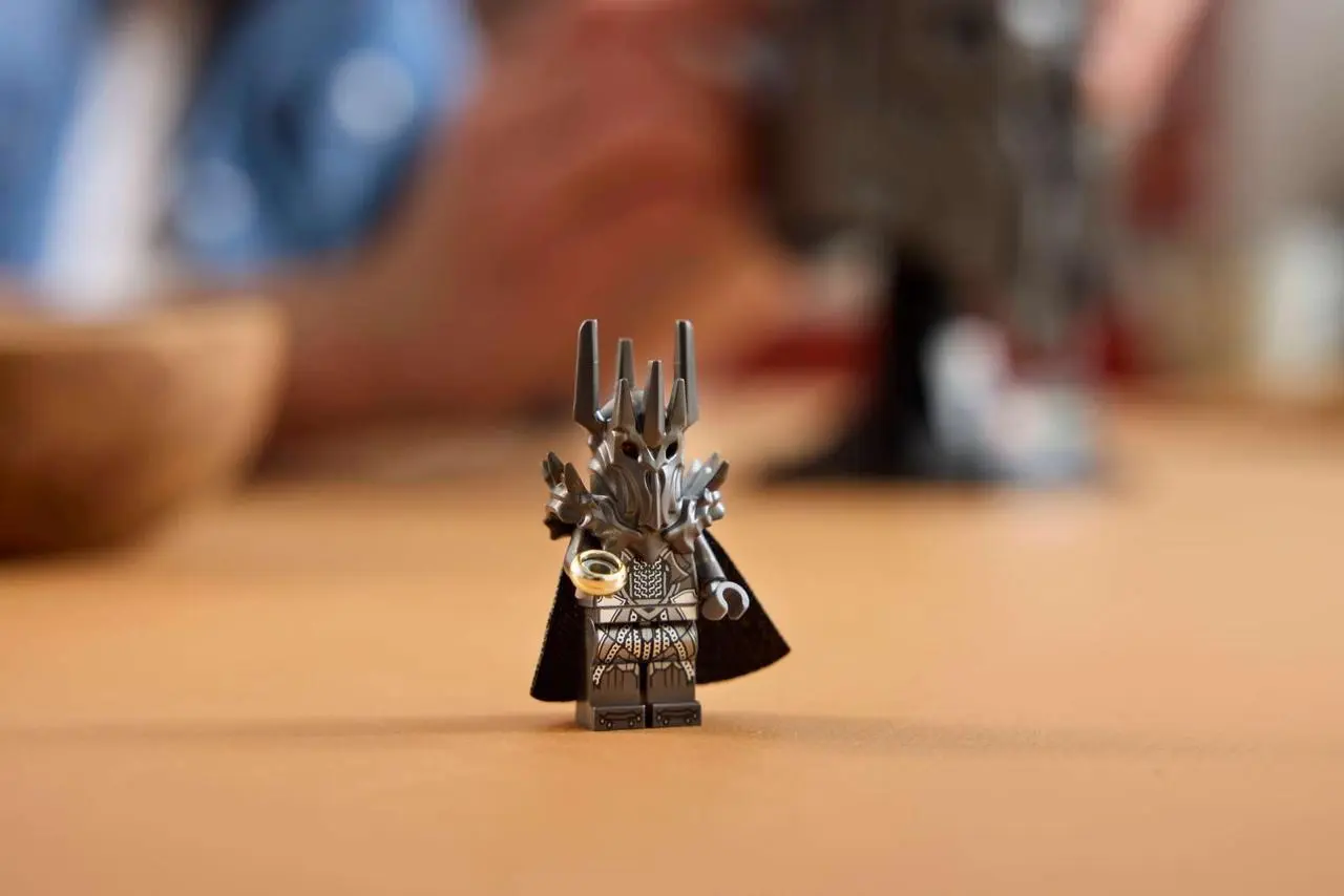 LEGO представила набор, посвящённый Саурону — главному антагонисту саги «Властелин колец». Новинка из линейки LEGO Icons включает 538 деталей и воспроизводит масштабную модель его культового шлема | Сетка — социальная сеть от hh.ru