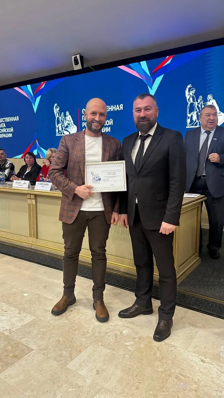 Финиш недели. И… вот такой кадр в копилку 🏁📸
Сегодня забрал благодарность на мероприятии – честно, приятно. Не из серии «повесил и забыл», а прям тёплое ощущение, что двигаемся правильно | Сетка — социальная сеть от hh.ru
