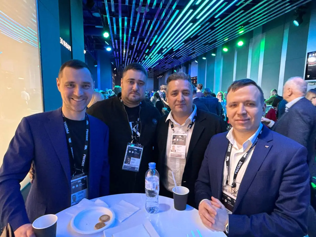 Погружение в будущее: Мегатренды глазами тех, кто формирует нашу реальность
Вчера мне посчастливилось побывать на мощнейшем мероприятии в национальном центре «Россия» | Сетка — социальная сеть от hh.ru