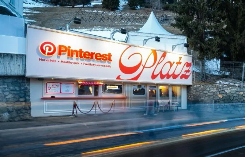 Про кафе от Pinterest слышали?
На время проведения ВЭФ в Давосе команда бренда запустила поп-ап Pinterest Platz, превратив бетонный гараж в уютное пространство для спокойного общения и перекуса | Сетка — социальная сеть от hh.ru