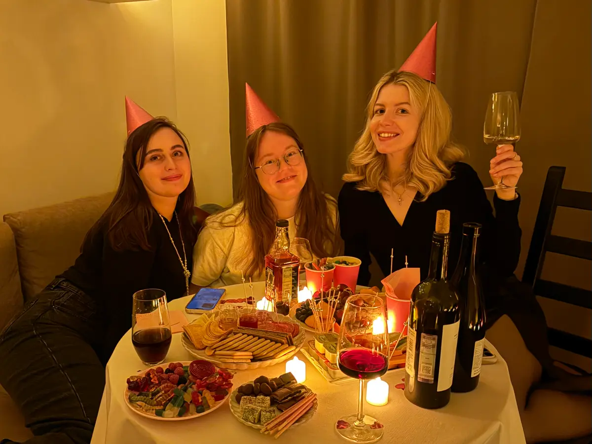 А так прошел вечер моего дня рождения 🍰 С моими коллегами, которые мне уже давно друзья
Мне сильно повезло, что на работе я работаю с теми, кто сильно нравится | Сетка — социальная сеть от hh.ru