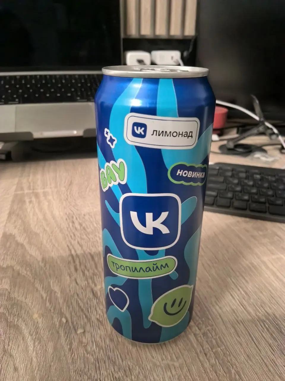 Нашел на полке магазина такое чудо. Забейтили на покупку))
Завтра планирую похрустеть под фильмец Озон-чипсами с Авито-пивасиком, а потом выйти на балкон и с кайфом покурить Яндекс-сиги. | Сетка — социальная сеть от hh.ru