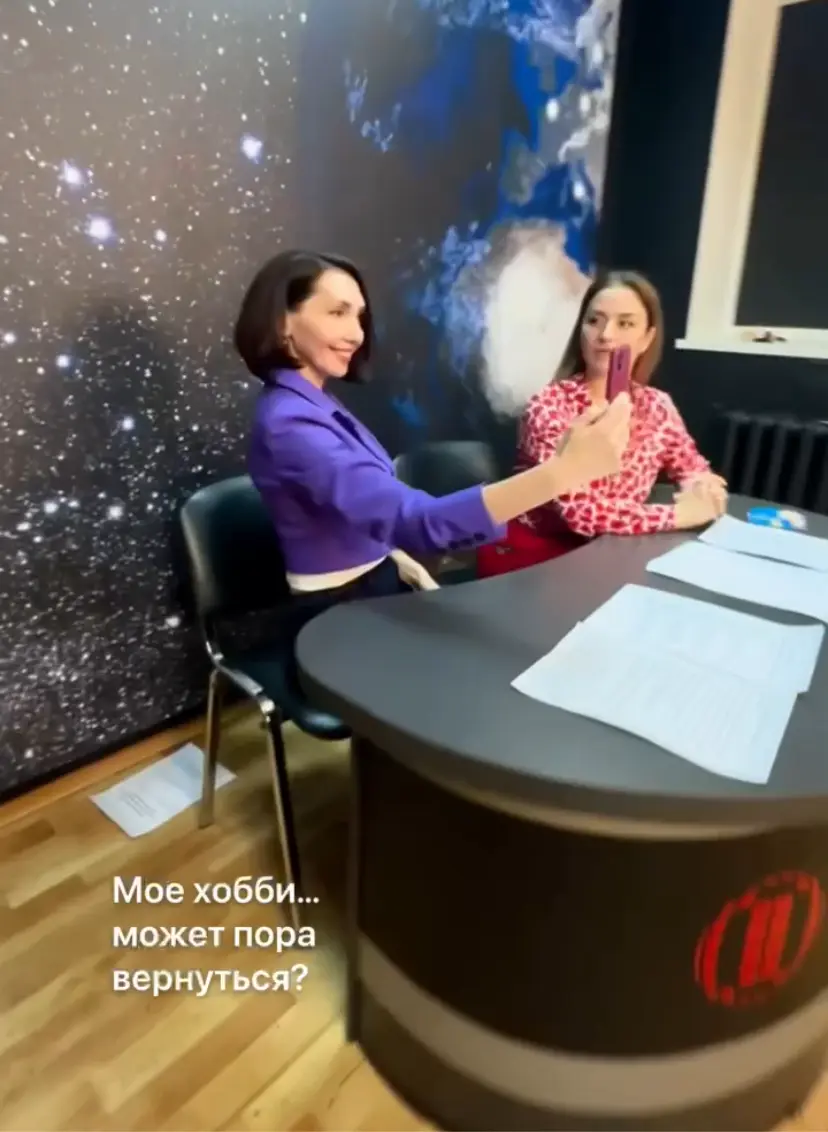 Я помню первую свою сторис
Подруга меня тогда практически силой заставила включить камеру и вместе со мной записала первое видео ни о чем😂
Страшно было жутко.
Помню мысли… | Сетка — социальная сеть от hh.ru