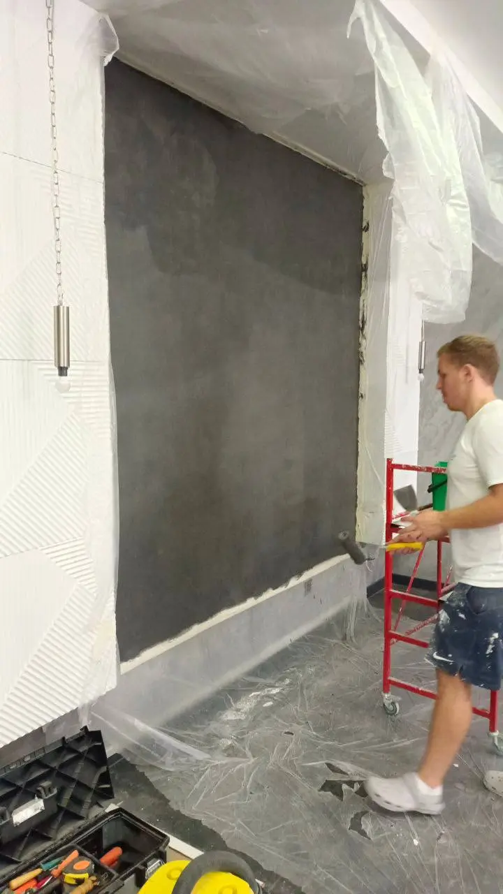 👨‍🎨 Завершили акцентную стену с фактурой «1000 линий» ⬛️
На этом объекте мы реализовали глубокое декоративное покрытие в цвете графит фактура живая, направленная, с характером | Сетка — социальная сеть от hh.ru