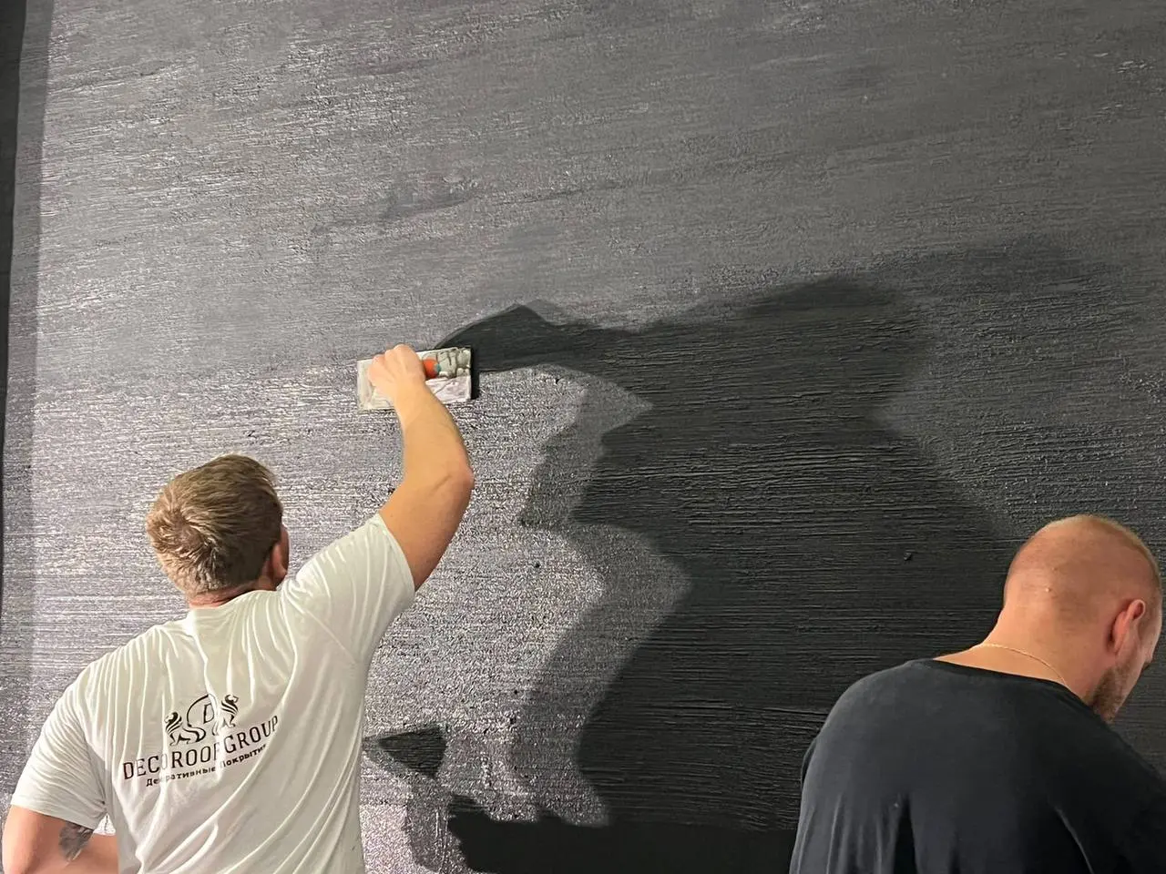 👨‍🎨 Завершили акцентную стену с фактурой «1000 линий» ⬛️
На этом объекте мы реализовали глубокое декоративное покрытие в цвете графит фактура живая, направленная, с характером | Сетка — социальная сеть от hh.ru