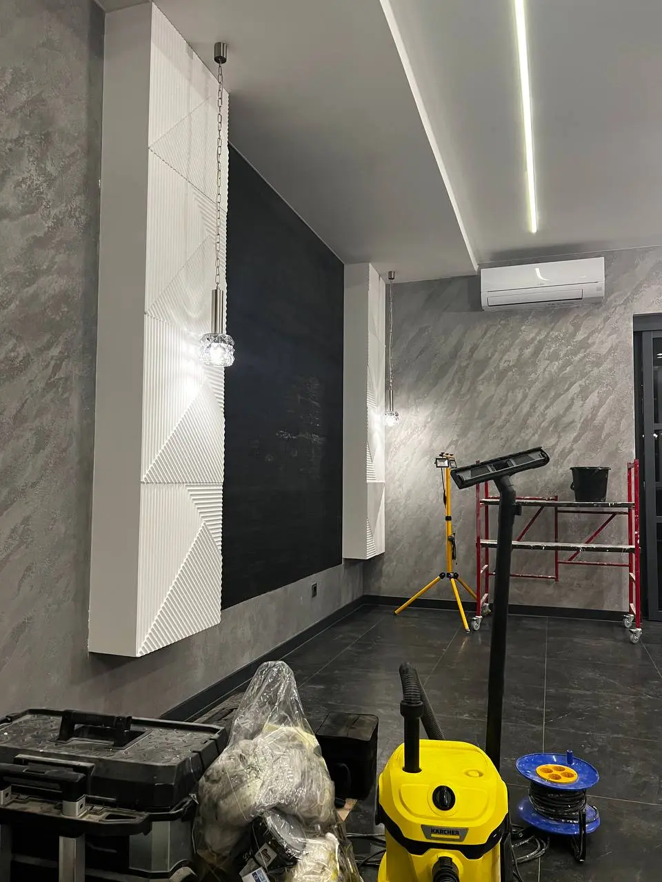 👨‍🎨 Завершили акцентную стену с фактурой «1000 линий» ⬛️
На этом объекте мы реализовали глубокое декоративное покрытие в цвете графит фактура живая, направленная, с характером | Сетка — социальная сеть от hh.ru