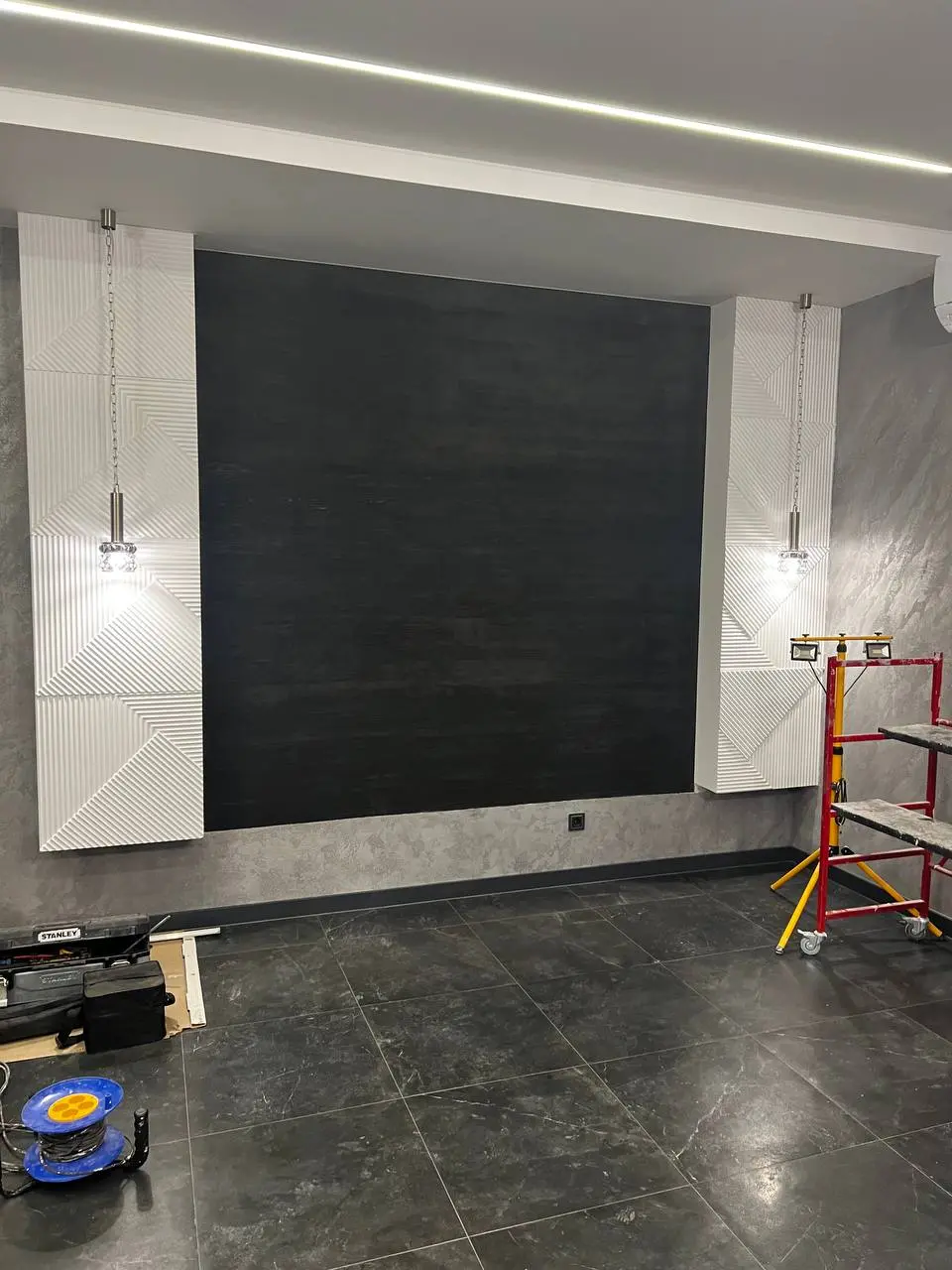 👨‍🎨 Завершили акцентную стену с фактурой «1000 линий» ⬛️
На этом объекте мы реализовали глубокое декоративное покрытие в цвете графит фактура живая, направленная, с характером | Сетка — социальная сеть от hh.ru