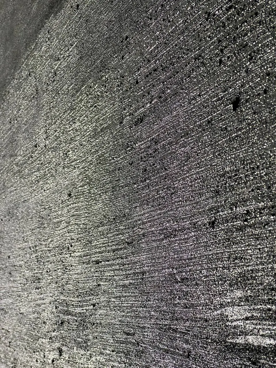 👨‍🎨 Завершили акцентную стену с фактурой «1000 линий» ⬛️
На этом объекте мы реализовали глубокое декоративное покрытие в цвете графит фактура живая, направленная, с характером | Сетка — социальная сеть от hh.ru