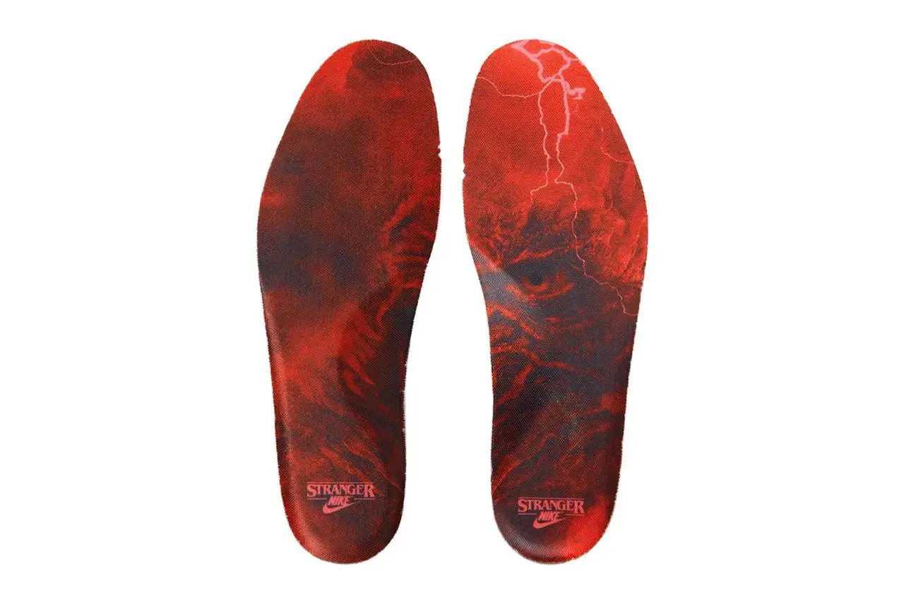 ✔️ Nike Air Foamposite One x «Очень странные дела» в расцветке Изнанки из сериала.
Продажи начнутся 13 февраля по 250 долларов — 19 тысяч рублей.
Берем? 😍 | Сетка — социальная сеть от hh.ru