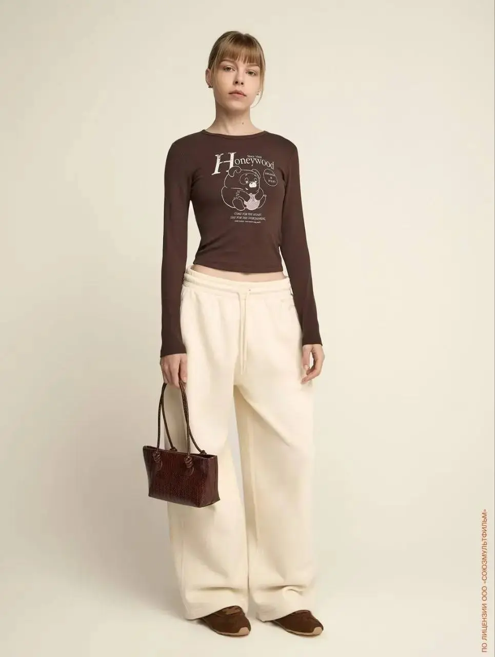Союзмультфильм снова заливает страну мерчем — и знаете что? Это не “просто футболки”. Это идеальный маркетинг, который заставляет взрослого человека внезапно подумать: «захотелось медку и в гости 🙉» | Сетка — социальная сеть от hh.ru