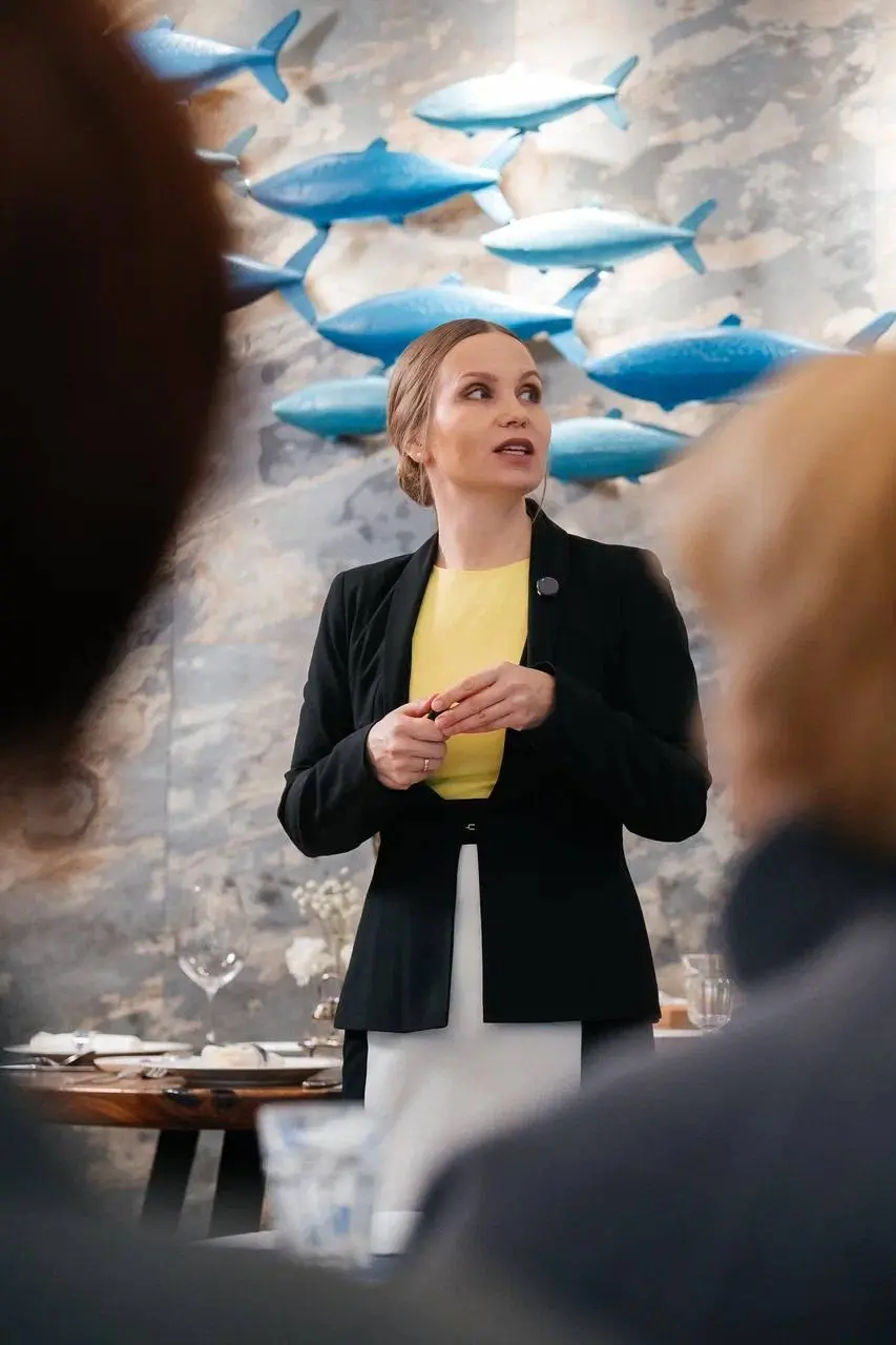 Выходные выдались насыщенными!
Кадры субботнего мастер-класса по столовому этикету. Удивительно теплая собралась компания💙🙏🏻 | Сетка — социальная сеть от hh.ru