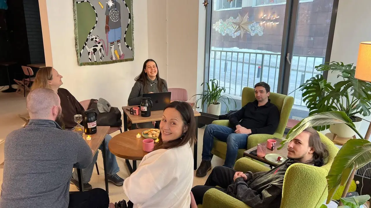 В январе состоялась первая встреча книжного клуба! Считаем, что утреннее солнце было благим знамение для начало наших регулярных встреч ❤️
На нашей встрече:
✅ Познакомились и поделились интересными фа... | Сетка — социальная сеть от hh.ru