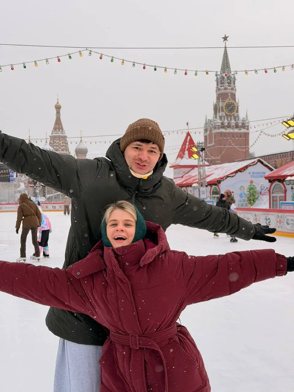 ✅ Ну вот, теперь зима засчитана!
1 февраля. -20 по Цельсию. И мы на катке на Красной Площади. Если уж мерзнуть, то красиво. Если кататься, то с видом.
Щеки красные, попы холодные, глаза счастливые. | Сетка — социальная сеть от hh.ru