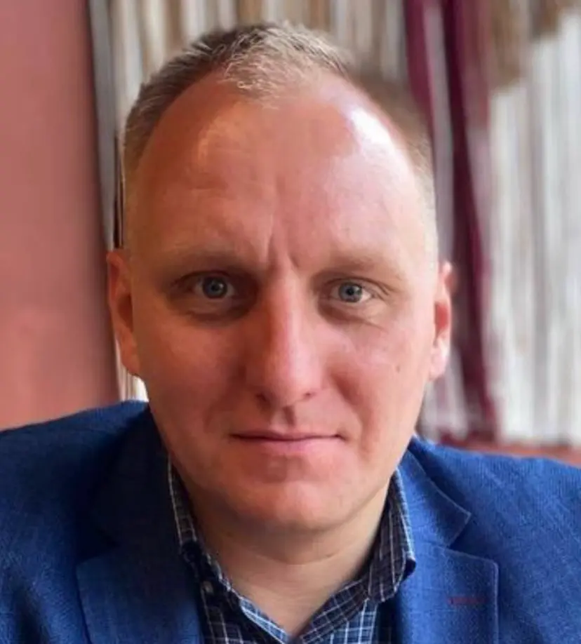 Сегодня мне написал некий человек и предложил сделать обложки к видео. Первая тестовая бесплатно.
Ну ок, думаю, чего терять, принимаю | Сетка — социальная сеть от hh.ru