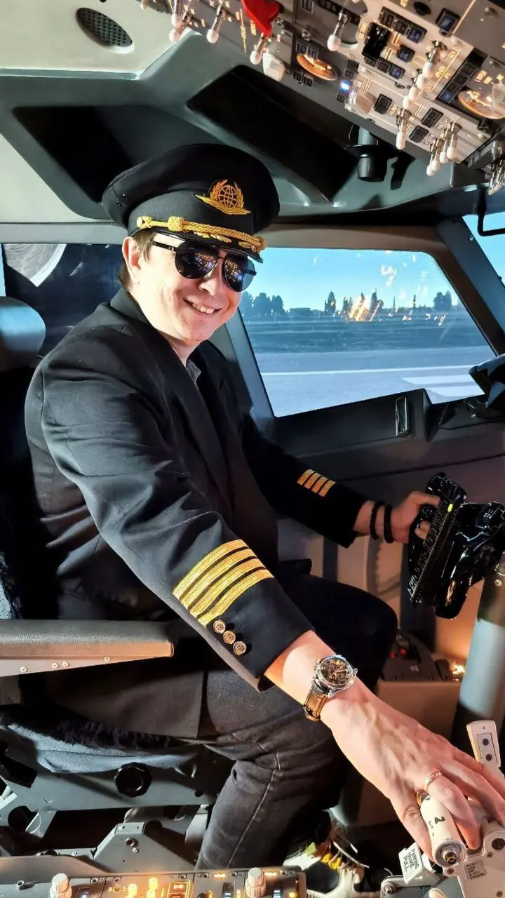 ✈️ Иногда знакомые спрашивают:
— Ты опять читаешь про пилотов? Зачем? Ведь ты не летаешь…
Да, я не у штурвала Боинга. Но для меня авиация — это не просто взлёт и посадка | Сетка — социальная сеть от hh.ru