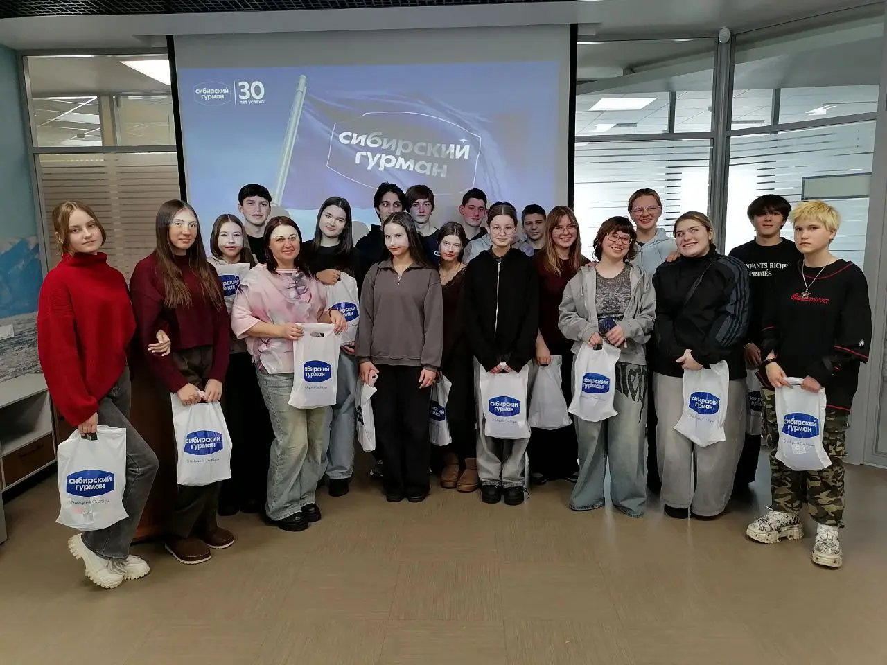 Вдохновляем будущих специалистов 💫
В прошлую пятницу у нас в гостях побывали ученики школы №60 из города Обь.
Они своими глазами увидели, как создаются наши пельмени и блины, оладьи и слойки | Сетка — социальная сеть от hh.ru