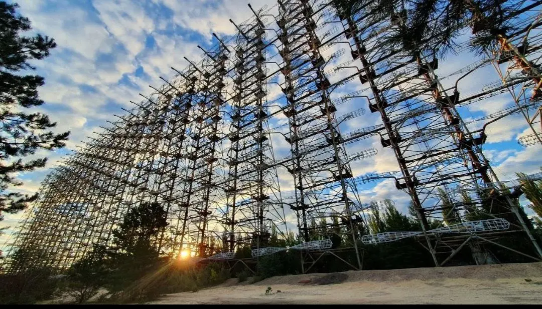 В 1972 году СССР начал строить две гигантские загоризонтные РЛС «Дуга» для обнаружения пусков МБР за тысячи км. Это был практический ответ на ядерную угрозу Холодной войны.
Но за ним стояла теория | Сетка — социальная сеть от hh.ru