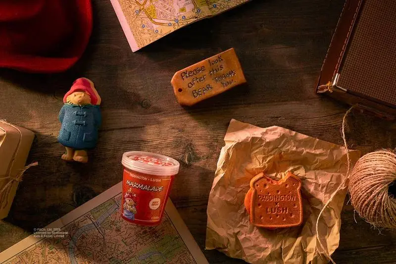 Lush запустил коллаб с Paddington Bear — бомбочки для ванны в форме медведя, гель для тела «любимое лакомство Паддингтона» и другие милые штуки.
Коллекция выходит 9–12 февраля | Сетка — социальная сеть от hh.ru