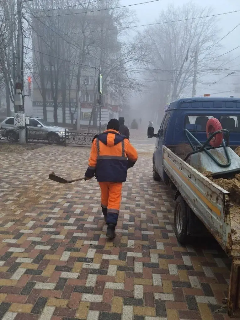 🧊 На дорогах Ставрополя из-за резкого похолодания образовалась гололедица
Коммунальные службы с ночи обрабатывают магистрали, опасные участки, тротуары и подъезды к соцобъектам пескосоляной смесью | Сетка — социальная сеть от hh.ru