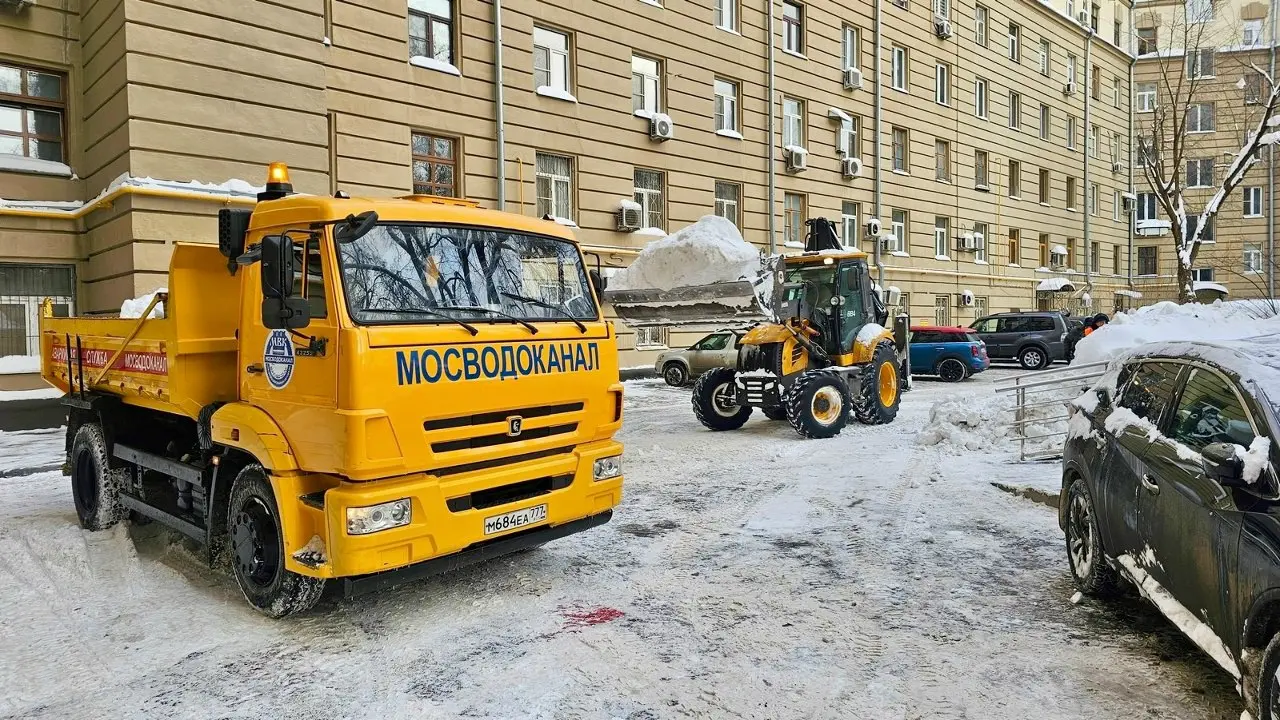 В выходные ❄️уборка снега на улицах и во дворах Басманного района с участием 👷работников Мосводоканала продолжилась | Сетка — социальная сеть от hh.ru