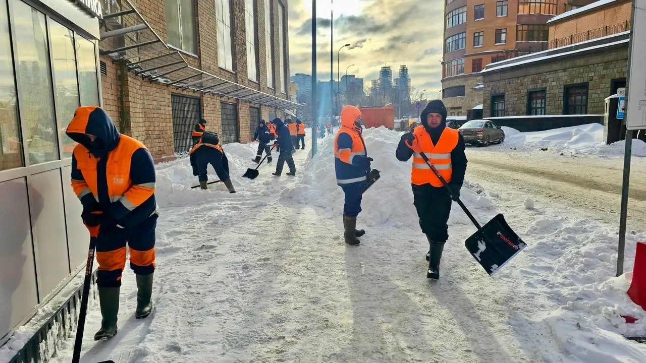 В выходные ❄️уборка снега на улицах и во дворах Басманного района с участием 👷работников Мосводоканала продолжилась | Сетка — социальная сеть от hh.ru