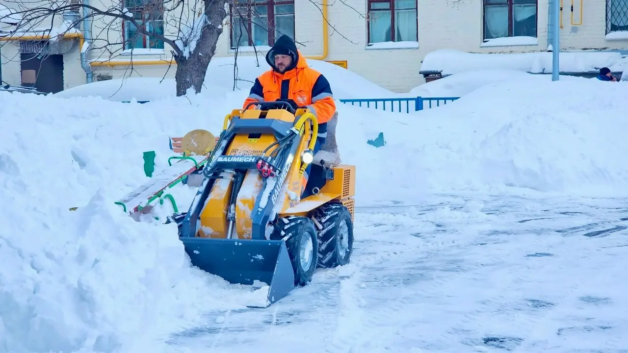 В выходные ❄️уборка снега на улицах и во дворах Басманного района с участием 👷работников Мосводоканала продолжилась | Сетка — социальная сеть от hh.ru