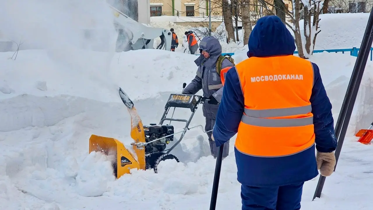 В выходные ❄️уборка снега на улицах и во дворах Басманного района с участием 👷работников Мосводоканала продолжилась | Сетка — социальная сеть от hh.ru