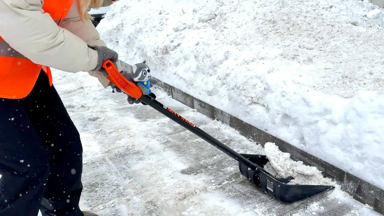 В выходные ❄️уборка снега на улицах и во дворах Басманного района с участием 👷работников Мосводоканала продолжилась | Сетка — социальная сеть от hh.ru