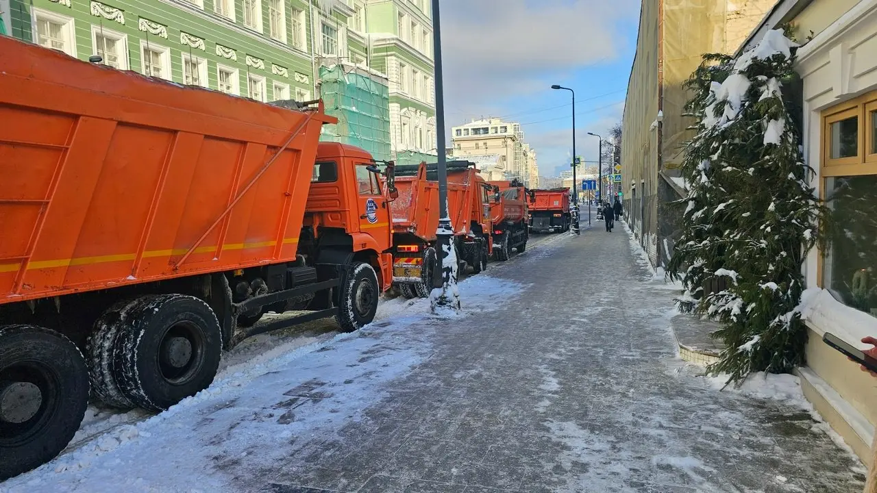 В выходные ❄️уборка снега на улицах и во дворах Басманного района с участием 👷работников Мосводоканала продолжилась | Сетка — социальная сеть от hh.ru