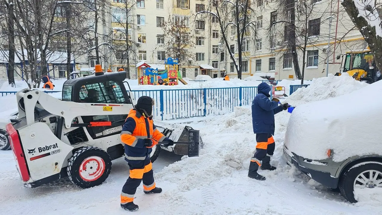 В выходные ❄️уборка снега на улицах и во дворах Басманного района с участием 👷работников Мосводоканала продолжилась | Сетка — социальная сеть от hh.ru