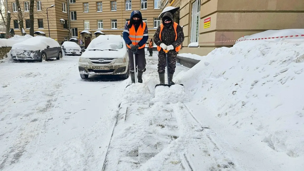 В выходные ❄️уборка снега на улицах и во дворах Басманного района с участием 👷работников Мосводоканала продолжилась | Сетка — социальная сеть от hh.ru