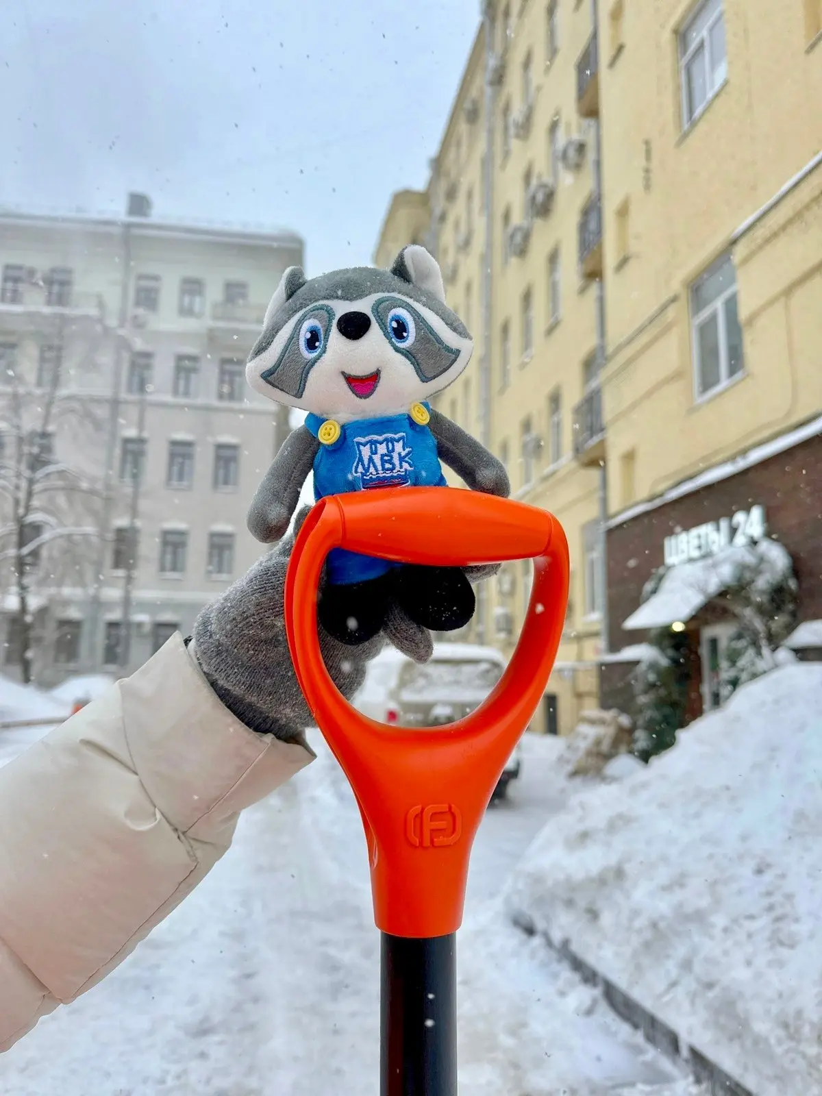 В выходные ❄️уборка снега на улицах и во дворах Басманного района с участием 👷работников Мосводоканала продолжилась | Сетка — социальная сеть от hh.ru