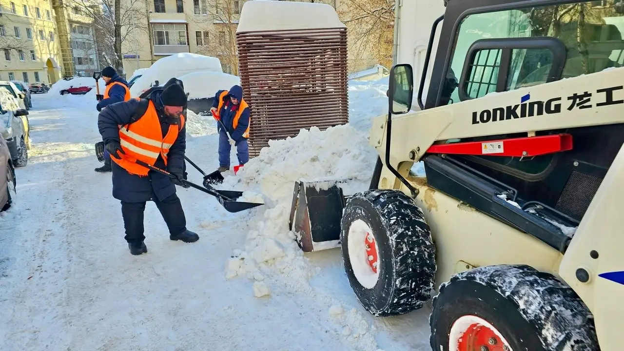 В выходные ❄️уборка снега на улицах и во дворах Басманного района с участием 👷работников Мосводоканала продолжилась | Сетка — социальная сеть от hh.ru