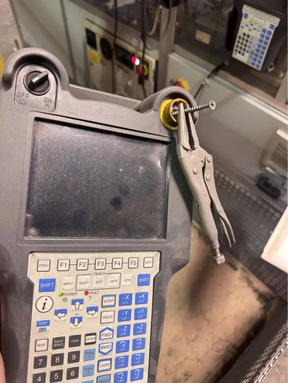 Коллеги из чата интеграторов прислали фото с объекта. Клиент нашёл «нестандартный подход» к пульту управления роботом Fanuc | Сетка — социальная сеть от hh.ru