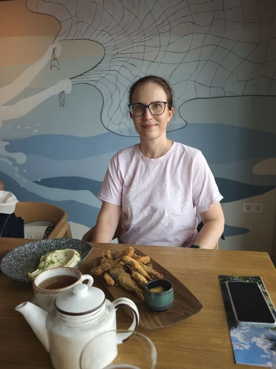 Увидела сегодня в семейном чате летние фото из Карелии (я там родилась) с папой, братом Толей, старшей дочерью Наташей и черникой 🫐🫐 🫐
И подумала, что в такую погоду классно подумать про лето 👍😘
#Отды... | Сетка — социальная сеть от hh.ru